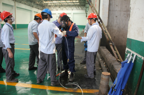 常州公司開展“垃圾庫人員墜落救援”安全演練