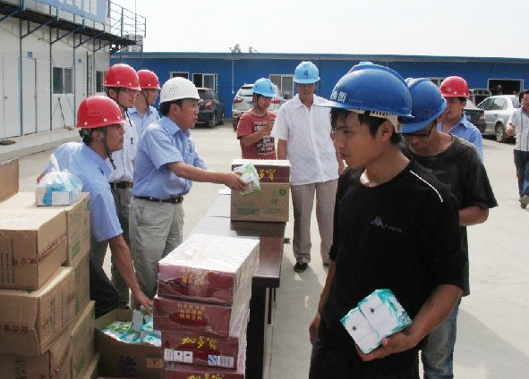 集團(tuán)下屬各項(xiàng)目開展“送清涼”慰問活動(dòng)